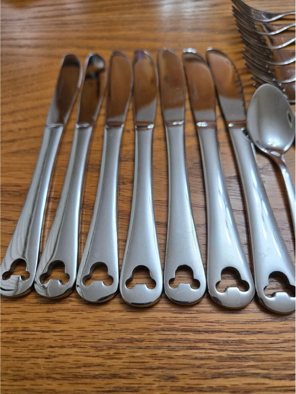 Disney Parks Mickey Mouse Icon 30 Piece Stainless Steel Silverware Set